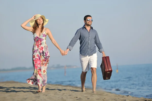 Heureux jeune couple avoir du temps romantique sur la plage — Photo