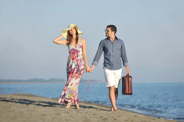 快乐的年轻夫妇在海滩上度过浪漫的时光 — 图库照片