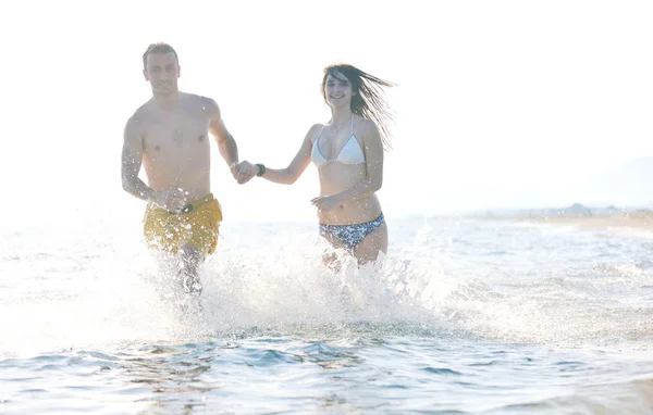 Boldog fiatal pár romantikus időt töltenek a strandon — Stock Fotó