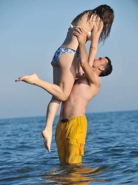 Šťastný mladý pár mají romantický čas na pláži — Stock fotografie