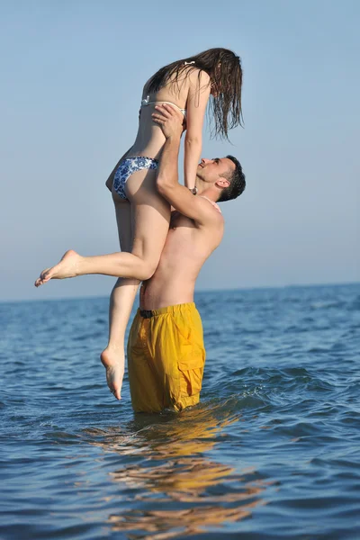 Szczęśliwy młody para mieć romantyczny czas na plaży — Zdjęcie stockowe