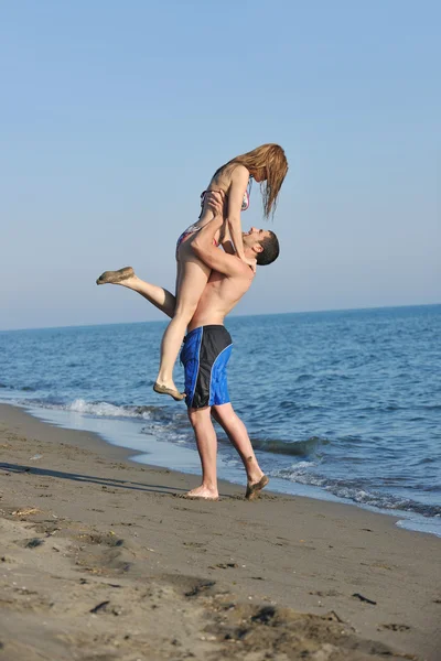 Feliz pareja joven tienen tiempo romántico en la playa — Foto de Stock