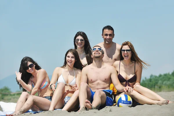 Gruppo di giovani felici in divertirsi in spiaggia — Foto Stock