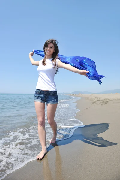 Mujer joven relajarse en la playa — Foto de Stock