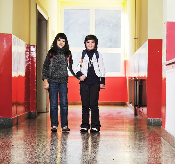 Grupo de niños felices en la escuela —  Fotos de Stock
