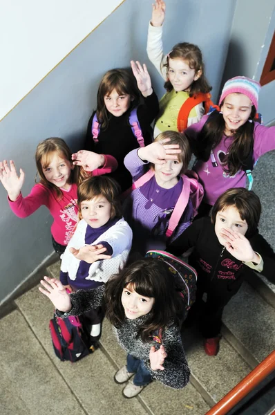 Группа счастливых детей в школе — стоковое фото