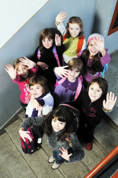 Χαρούμενη ομάδα παιδιών στο σχολείο — Φωτογραφία Αρχείου