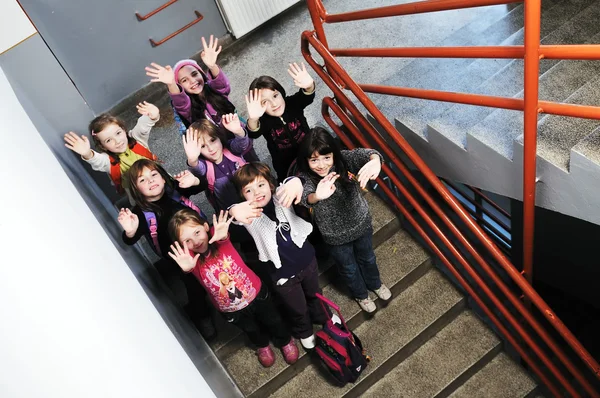 Heureux groupe d'enfants à l'école — Photo