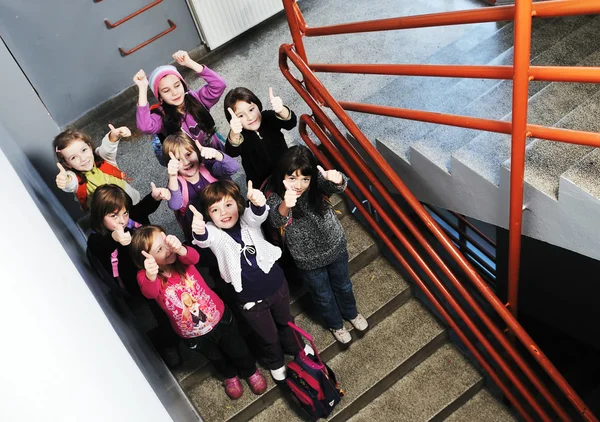 Gelukkig kinderen groep in school — Stockfoto