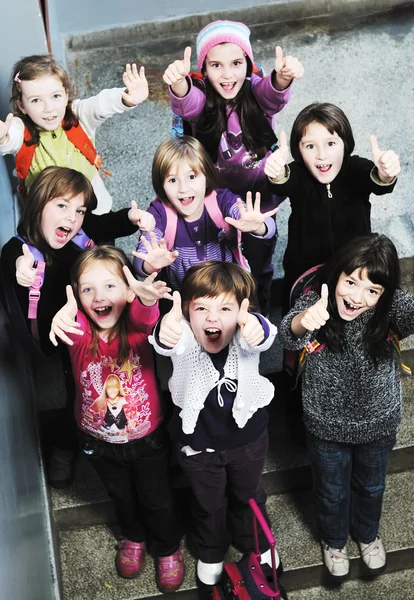 Okulda mutlu çocuklar grubu — Stok fotoğraf