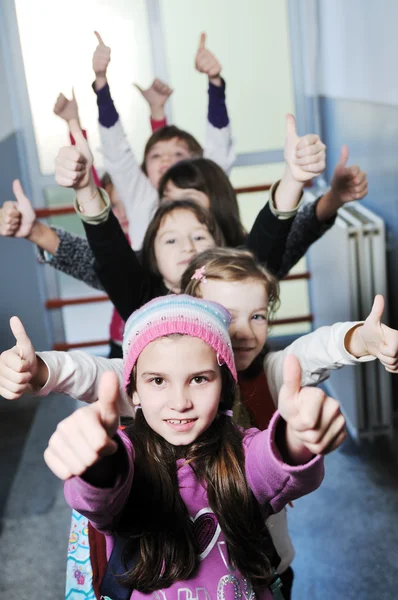 Crianças felizes grupo na escola — Fotografia de Stock