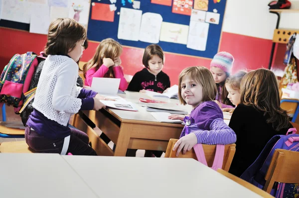 Niños felices con profesor en el aula de la escuela — Foto de Stock