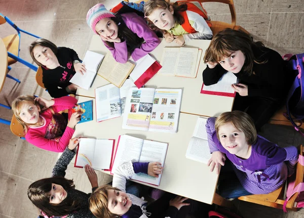 Glückliche Kinder mit Lehrer im Klassenzimmer — Stockfoto