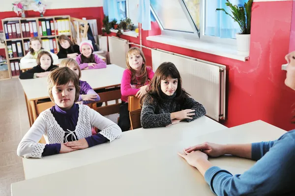 Boldog gyerekek az osztályteremben iskolai tanár — Stock Fotó