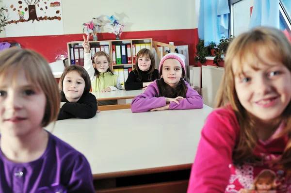 Niños felices con profesor en el aula de la escuela — Foto de Stock