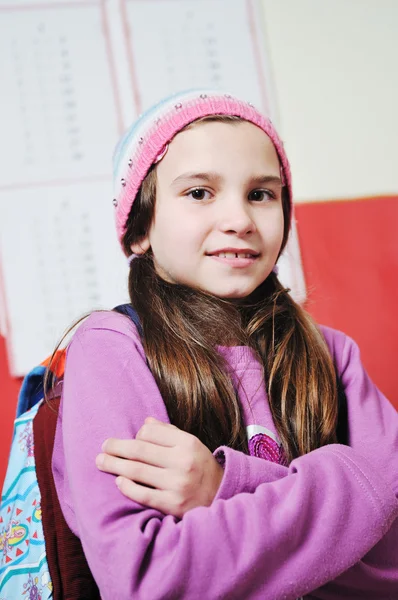 幸せな若い学校の少女の肖像画 — ストック写真