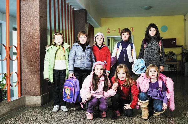 Grupo de niños felices en la escuela —  Fotos de Stock