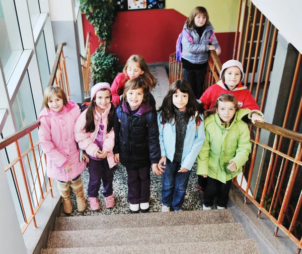 Glückliche Kindergruppe in der Schule — Stockfoto