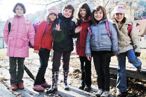 Schoolmeisjes weglopen — Stockfoto