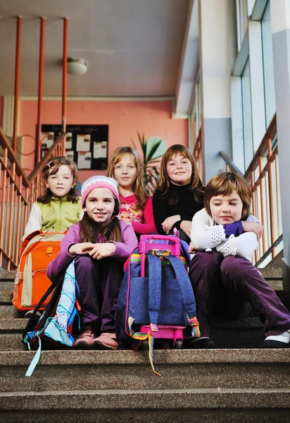Grupo de niños felices en la escuela — Foto de Stock