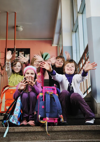 Crianças felizes grupo na escola — Fotografia de Stock