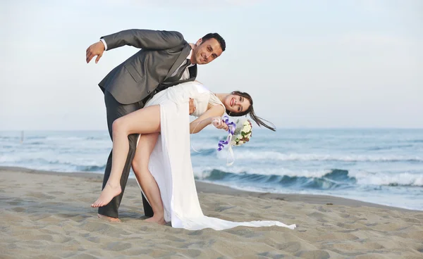 Boda romántica de playa al atardecer — Foto de Stock