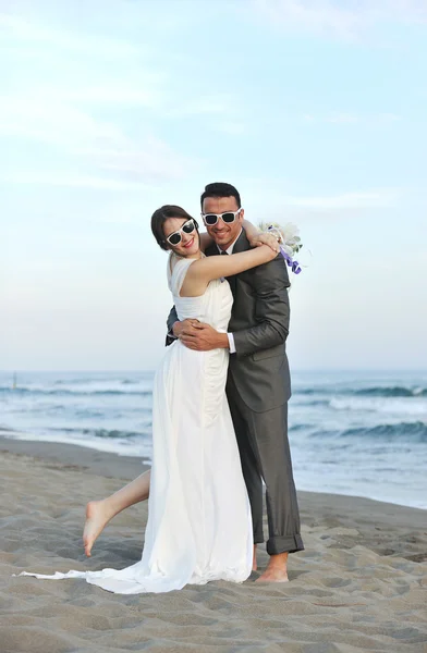 Matrimonio romantico sulla spiaggia al tramonto — Foto Stock