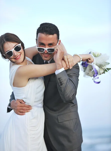 Mariage romantique à la plage au coucher du soleil — Photo