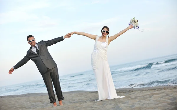 Романтичне пляжне весілля на заході сонця — стокове фото