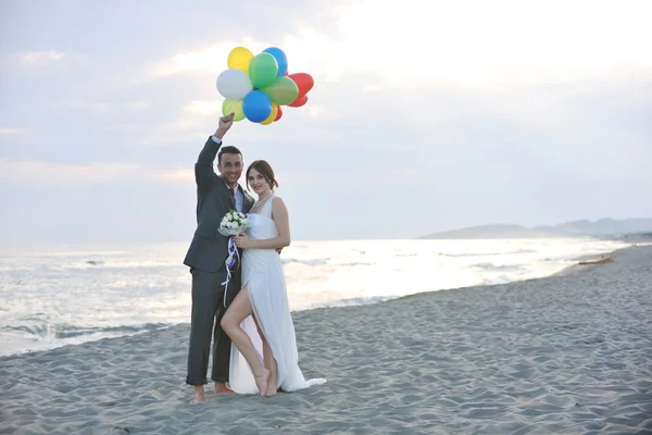 Romantisk strand bröllop vid solnedgången — Stockfoto