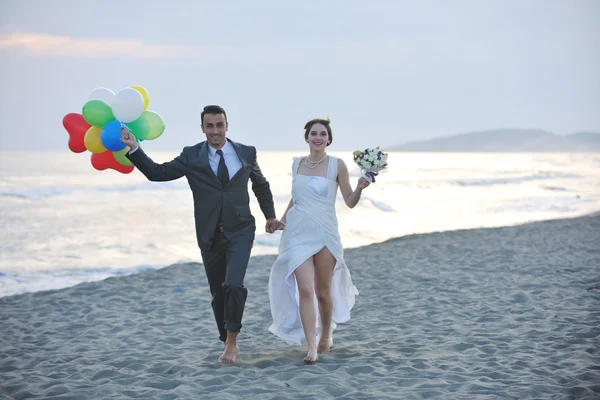 Casamento romântico na praia ao pôr do sol — Fotografia de Stock