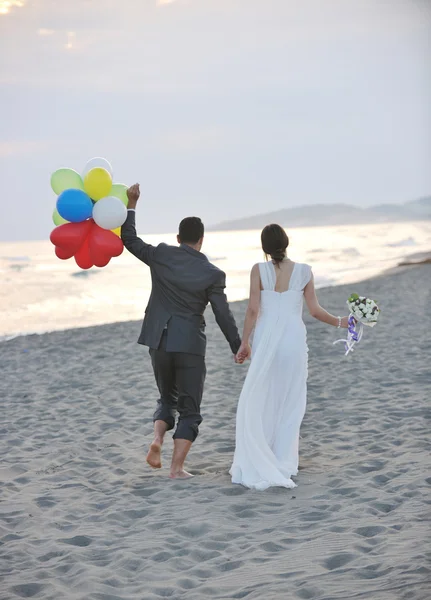 Matrimonio romantico sulla spiaggia al tramonto — Foto Stock