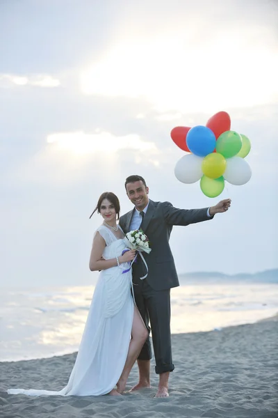 日没時のロマンチックなビーチの結婚式 — ストック写真