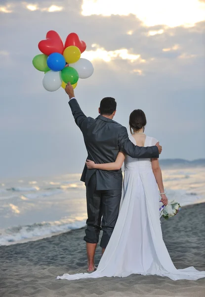 Mariage romantique à la plage au coucher du soleil — Photo