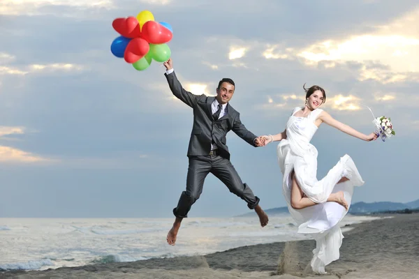 일몰 시 낭만적인 해변 결혼식 — 스톡 사진