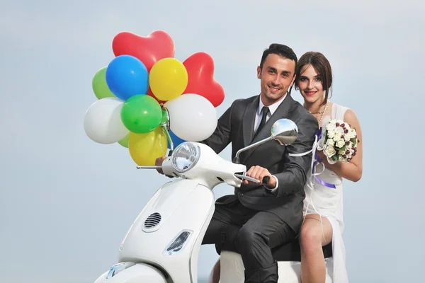 Just married couple on the beach ride white scooter — Stock Photo, Image