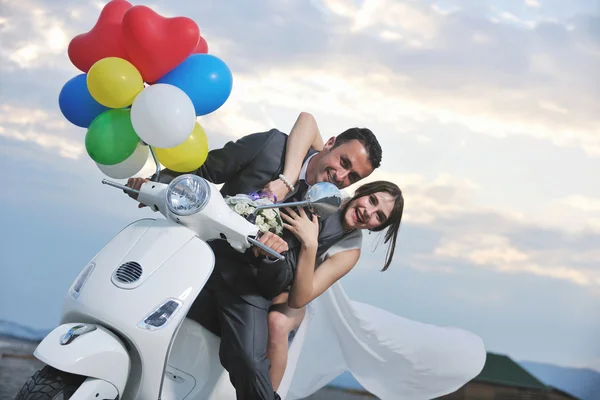 Tylko małżeństwo na plaży jeździć na białym skuterze — Zdjęcie stockowe