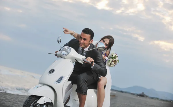 Couple marié sur la plage balade scooter blanc — Photo