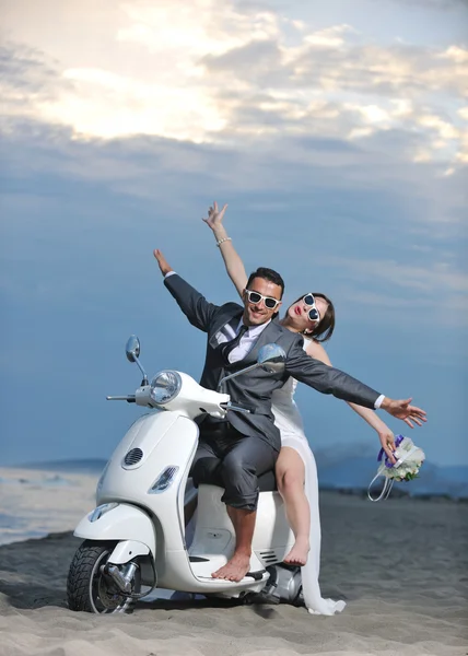 Μόλις παντρεύτηκε ζευγάρι στην παραλία βόλτα λευκό σκούτερ — Φωτογραφία Αρχείου