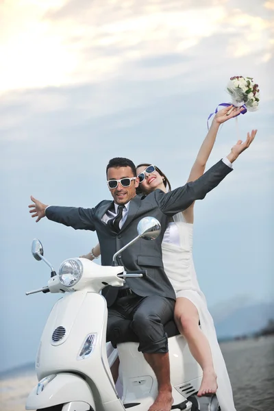 Just married couple on the beach ride white scooter — Stock Photo, Image
