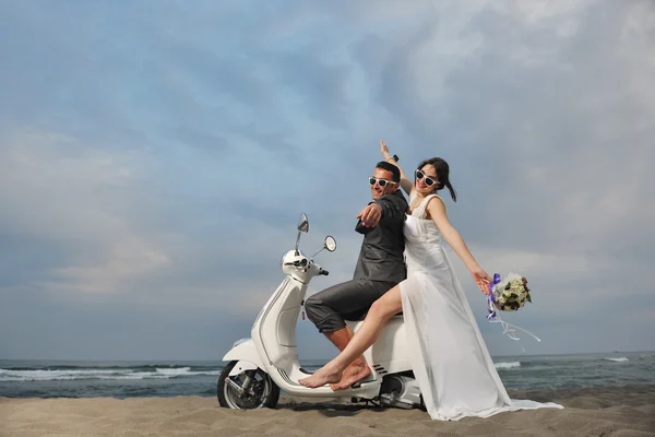 방금 신혼 부부 가 해변에서 백인 스쿠터를 타고 — 스톡 사진