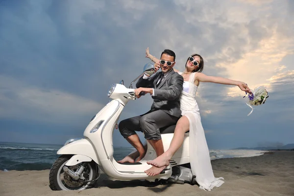 Tylko małżeństwo na plaży jeździć na białym skuterze — Zdjęcie stockowe