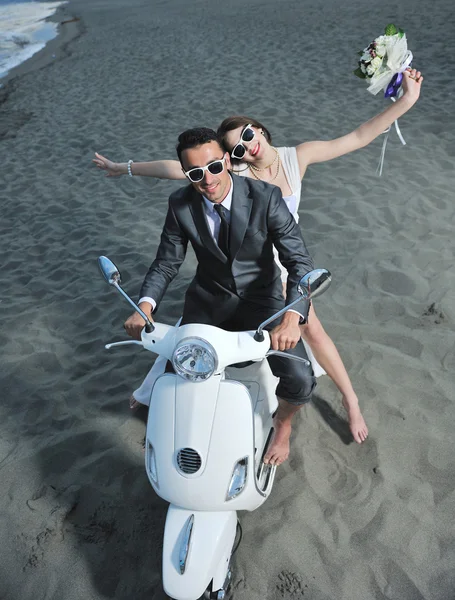 新婚夫妇在海滩上骑白色摩托车 — 图库照片