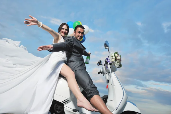 ビーチライドの白いスクーターで夫婦と結婚しました — ストック写真