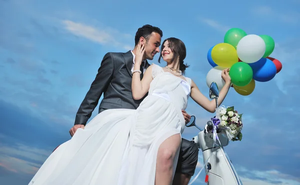 Apenas casal na praia passeio scooter branco — Fotografia de Stock