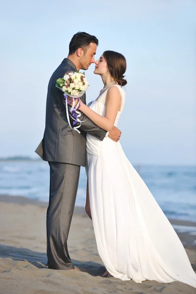 Romantikus tengerparti esküvő naplementekor — Stock Fotó
