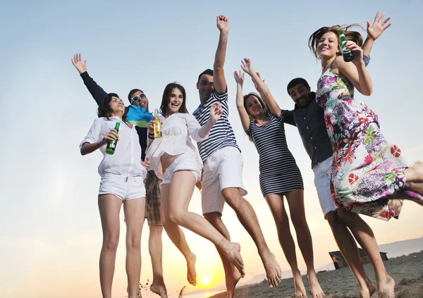 Група молодих насолоджується літньою вечіркою на пляжі — стокове фото