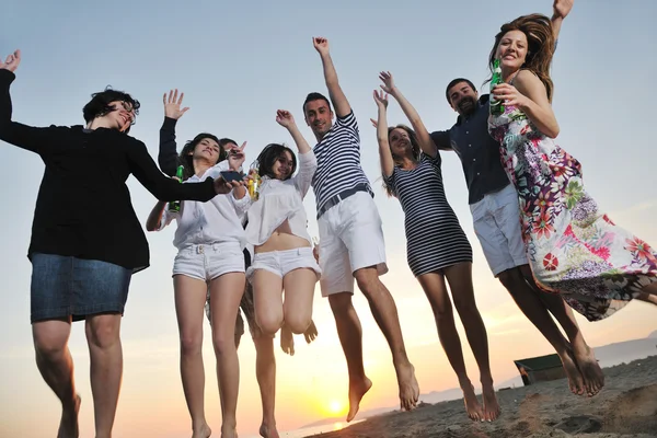Группа молодых людей наслаждается летней вечеринкой на пляже — стоковое фото