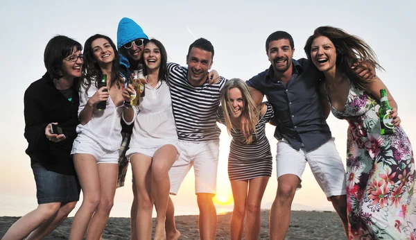 Groupe de jeunes profiter de la fête d'été à la plage — Photo