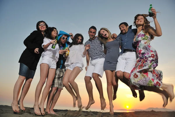 Gruppo di giovani godere di festa estiva in spiaggia — Foto Stock